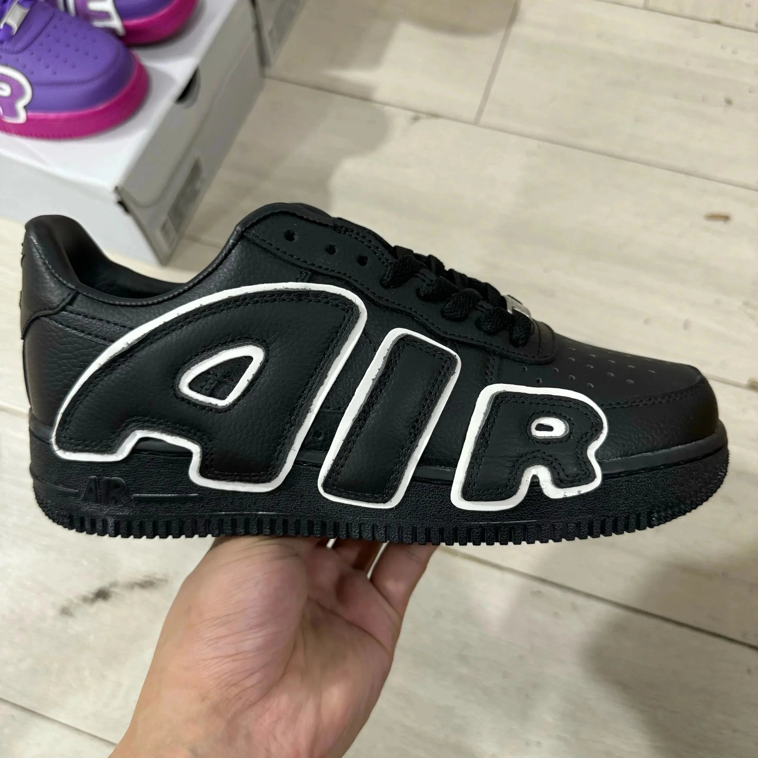 黑色