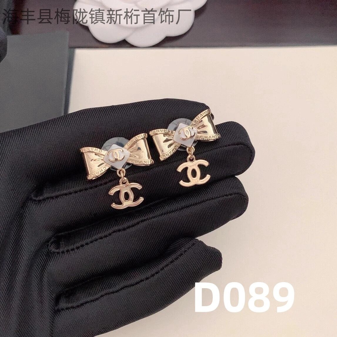 D089