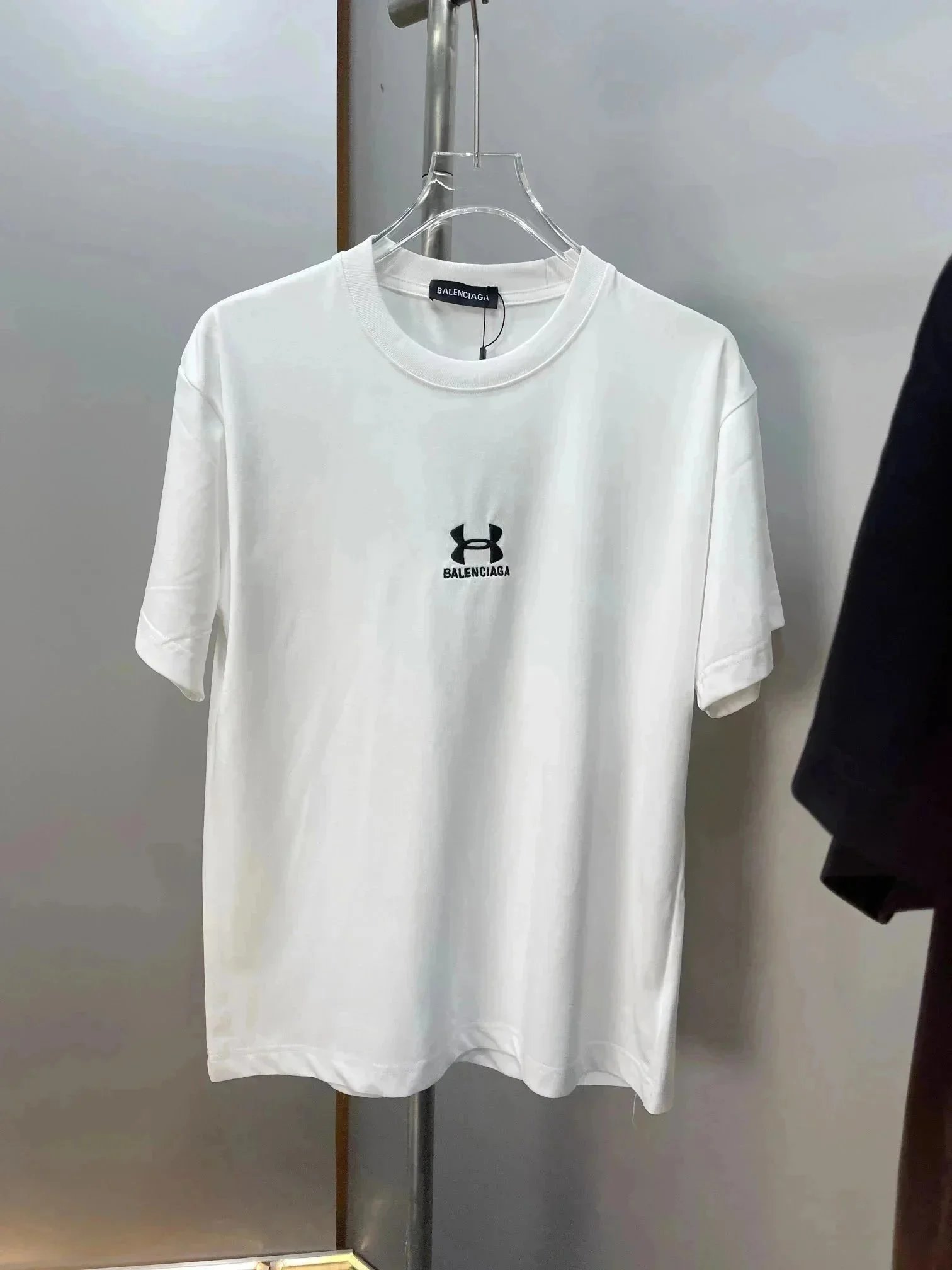 010109340-White